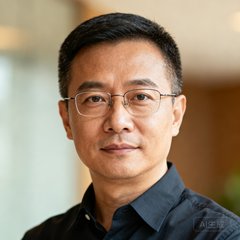 沙巴中国创始人兼CEO陈远舟，一位四十岁左右的中年男性，戴着一副细框眼镜，眼神专注而坚定，穿着深色衬衫